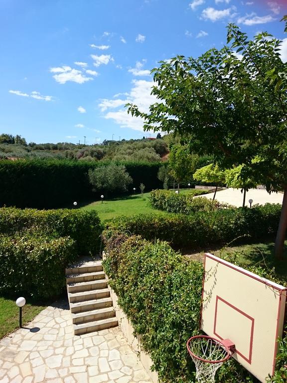 Villa Mariellie Néa Péramos Exterior foto